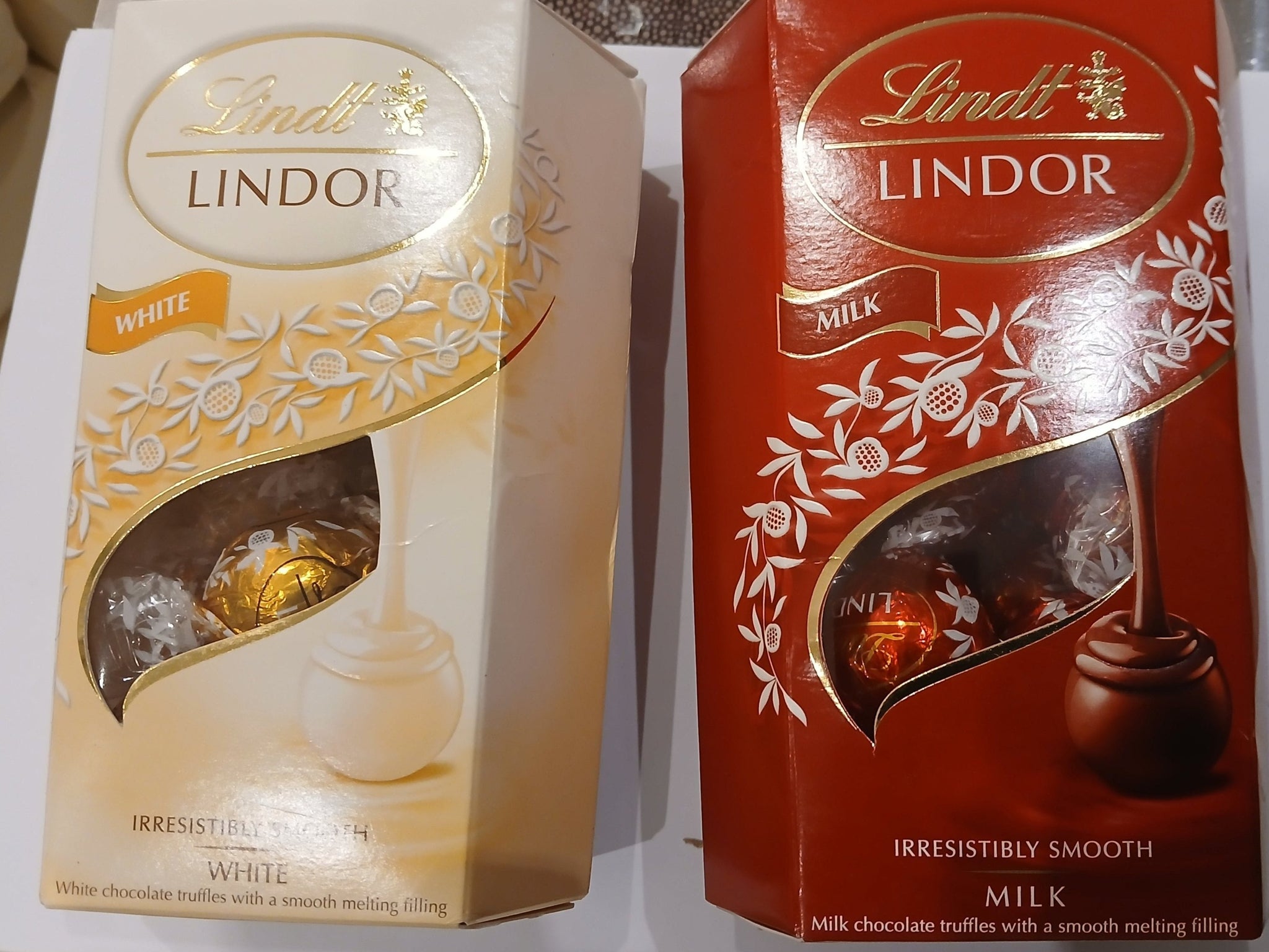 Lindt Lindor Milk & White Chocolate Truffles Boxes 2x 200g New Expiry June 2025.