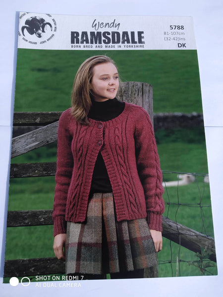 WENDY WOOL DOUBLE KNITTING PATTERN 5762 CHILDS STRIPED SWEATER CREW OR POLO NECK