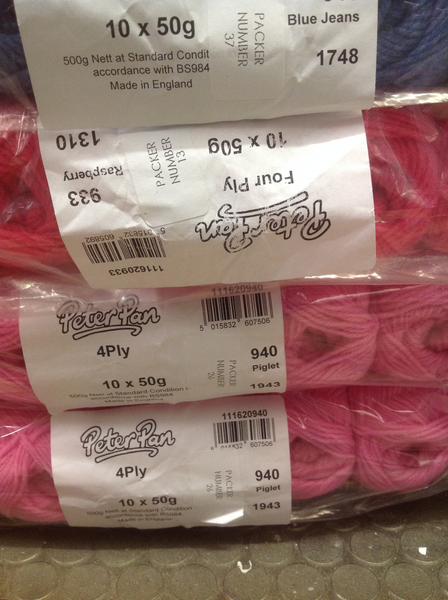 5X50G BALLS OF PETER PAN 4PLY KNITTING WOOL YARN.